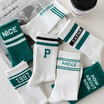 2023 nuova moda versatile lettera di verde e bianco abbinamento calzini per uomini e donne di sport traspirante lettera calzini